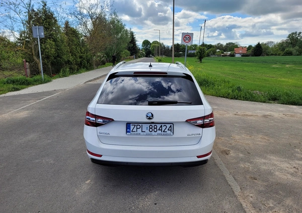 Skoda Superb cena 64900 przebieg: 211880, rok produkcji 2018 z Szczecin małe 301